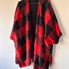 Czerwono-czarne ponczo w kratę, miękkie i ciepłe – idealne na jesień i zimę