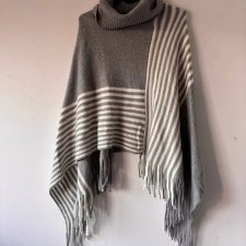 Szare ponczo w paski z golfem i frędzlami, miękkie i ciepłe na jesień i zimę