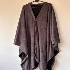 Ciepłe szare ponczo szalfrok  z miękkiego materiału, zapinane na guzik, cozy styl vintage