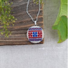 Wisiorek z haftem łemkowskim