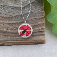 Wisiorek z haftem białoruskim