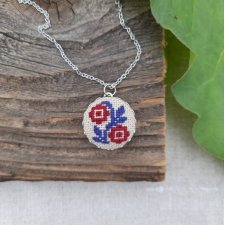 Wisiorek z haftem karpackim