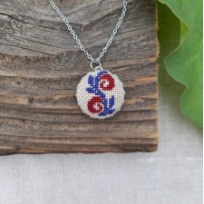 Wisiorek z haftem karpackim