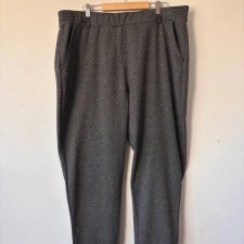 Wygodne czarno-białe spodnie z delikatnym geometrycznym wzorem 4XL / 48 / 20