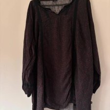 Czarna bluzka oversize w delikatny czerwono-różowy wzór Jessica Rozmiar 7XL / 54 / 26