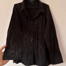 Czarna koszula z subtelnym wzorem i delikatnym połyskiem – elegancka i lekka Okay Rozmiar 5XL / 50 / 22