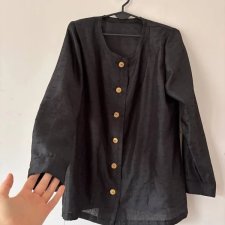 Czarna koszula z ozdobnymi złotymi guzikami – minimalistyczna elegancja w stylu vintage XXXL / 46 / 18