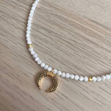 Choker z wisiorkiem w kształcie księżyca