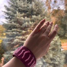 Różowa bransoletka z cekinami – oryginalny, ręcznie robiony dodatek w stylu boho i vintage