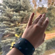 Granatowa bransoletka z koralikami – ręcznie robiony dodatek w stylu boho i vintage