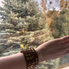 Złoto-brązowa szeroka bransoletka z cekinami – efektowny akcent w stylu boho i retro glamour