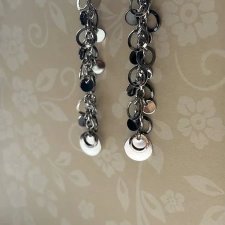 Długie, srebrne kolczyki z błyszczącymi kółkami