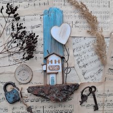 Rustykalny wieszak z domkiem i serduszkiem no 2