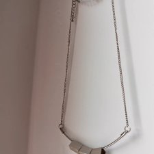 Nowoczesny naszyjnik o geometrycznym designie