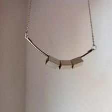Naszyjnik inspirowany nordyckim minimalizmem – surowy, prosty, a jednocześnie niezwykle stylowy.