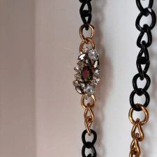 Naszyjnik w stylu glamour czarno-złoty łańcuch z kryształową ozdobą