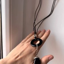 Czarny naszyjnik z dużym wiszącym kamieniem elegancki minimalizm z charakterem