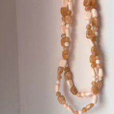 Beżowo-bursztynowy naszyjnik z nieregularnych koralików – naturalna elegancja w stylu vintage