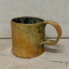 Ręcznie robiony kubek ceramiczny w odcieniach zieleni i brązu