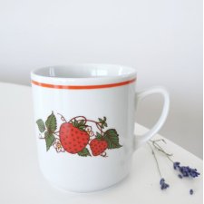 Kubek porcelanowy w truskawki, Lubiana, PRL