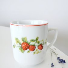 Kubek porcelanowy w truskawki, Czechoslovakia, II połowa XX w.