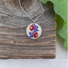 Wisiorek z haftem łemkowskim