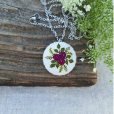 Haftowany medalion - fuksja