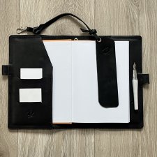 Czarna okładka skórzana na zeszyt formatu A 5.