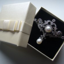 ELEGANCKA BROSZA WISIOR PERŁY CYRKONIE