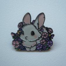 PIN PRZYPINKA BROSZKA KRÓLIK W KWIATACH