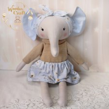 Słonik Wiki przytulanka w beżowym sweterku i błękitnej spódniczce z opaską