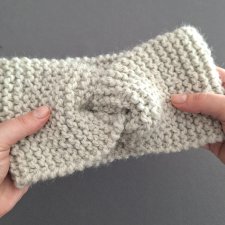 Złap klimat jesieni – wełniana OPASKA z alpaką - JASNOSZARA, wykonana na DRUTACH