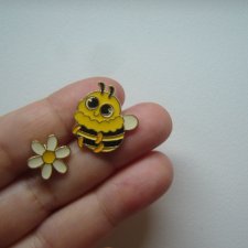 PIN PRZYPINKA BROSZKA BĄK I KWIATEK