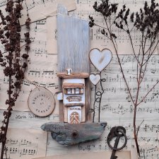 Rustykalny wieszak z  domkiem I serduszkami no 2