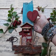 Rustykalny wieszak z czerwonym domkiem  i serduszkiem no 1