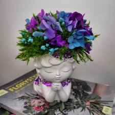 Figurka dziewczynki ozdobiona bukietem