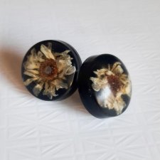 Okrągłe, czarne kolczyki z Kwiatami. Wkrętki. Sztyfty