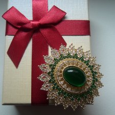 ELEGANCKA BROSZKA Z ZIELONYM KAMIENIEM