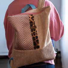 Beżowo-różowy plecak kurierski panterka