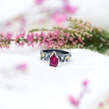 Pierścionek w Surowym Stylu z Listkami i Rubinem