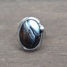 Czerń i biel - pierścionek regulowany