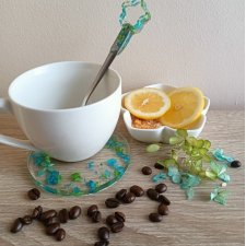 Podstawka z żywicy, ozdobna łyżeczka i filiżanka