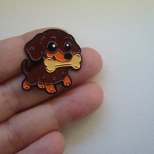 PIN PRZYPINKA BROSZKA PIES PIESEK JAMNIK Z KOŚCIĄ
