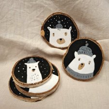 Drewniane zawieszki z motywem misia.