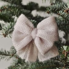 Ozdoba świąteczna kokardy z moheru i jedwabiu ręcznie robione ozdoby na choinkę przytulna ekologiczna dekoracja bożonarodzeniowa z naturalnej włóczki