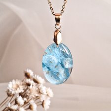 Wisiorek z żywicy z suszonymi kwiatami hortensji