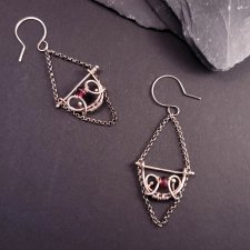 Sourire - Srebrne kolczyki wire wrapping z granatem – eleganckie wiszące kolczyki