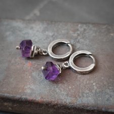 Ametyst. Proste srebrne kolczyki na biglach zamkniętych