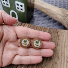 Drewniane kolczyki świąteczne z motywem kolorowych dzwonków