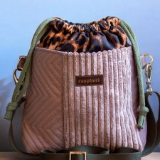 Listonoszka z kominem w panterkę